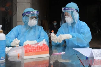 Cán bộ y tế tham gia phòng, chống dịch Covid-19 tại Hà Nội (Ảnh minh họa: DUY LINH).