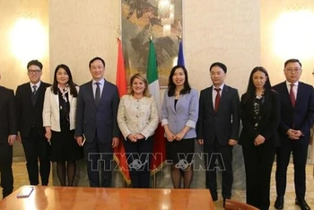Thứ trưởng Bộ Ngoại giao Lê Thị Thu Hằng, Thứ trưởng Ngoại giao Italy Maria Tripodi, cùng các thành viên đoàn Việt Nam và Italia tham dự Tham vấn chính trị lần thứ 5. (Ảnh: TTXVN)