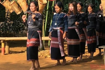 Đồng bào dân tộc trình diễn dân vũ tại Làng Văn hóa-Du lịch các dân tộc Việt Nam.