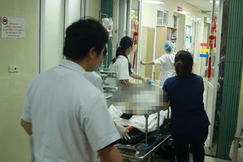 Các bác sĩ khẩn trương cấp cứu cho nạn nhân trong vụ tai nạn liên hoàn tại đường Võ Chí Công.