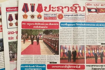 Trang nhất các tờ báo lớn của Lào số ra ngày 11/4 đều đăng bài xã luận ca ngợi chuyến thăm Lào của Chủ tịch nước Việt Nam Võ Văn Thưởng. (Ảnh: HẢI TIẾN)