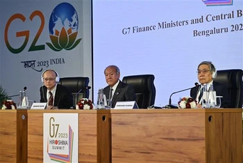 Bộ trưởng Tài chính Nhật Bản Shunichi Suzuki (giữa), Thứ trưởng Tài chính Nhật Bản Masato Kanda (trái) và Thống đốc Ngân hàng trung ương Nhật Bản Haruhiko Kuroda phát biểu với báo giới sau cuộc họp các Bộ trưởng Tài chính và Thống đốc ngân hàng trung ương G7 tại thành phố Bengaluru (Ấn Độ) ngày 23/2/2023. (Ảnh: AFP/TTXVN)