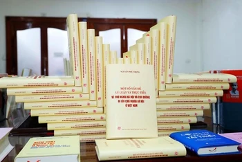 Cuốn sách "Một số vấn đề lý luận và thực tiễn về chủ nghĩa xã hội và con đường đi lên chủ nghĩa xã hội ở Việt Nam". (Ảnh: TTXVN) 