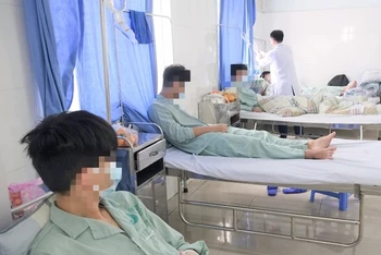 Học sinh nhập Bệnh viện Bãi Cháy, Quảng Ninh sau khi dùng thuốc lá điện tử. (Ảnh: Bệnh viện cung cấp)