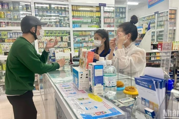 Các sản phẩm kit test, khẩu trang, xịt họng và nước muối được nhiều nhà thuốc trưng bày lên hàng đầu. (Ảnh: NGỌC KHÁNH)