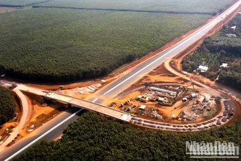 Tuyến cao tốc Phan Thiết-Dầu Giây có tổng mức đầu tư là 12.577,5 tỷ đồng; chiều dài tuyến khoảng 99km đi qua địa bàn hai tỉnh Bình Thuận 47,5km và Đồng Nai 51,5km.