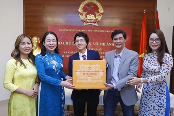 Phó Chủ tịch nước Võ Thị Ánh Xuân đã thăm và gặp mặt cán bộ nhân viên Đại sứ quán Việt Nam và cộng đồng người Việt tại UAE. (Ảnh: TTXVN)