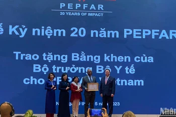 Bộ trưởng Y tế Đào Hồng Lan trao Bằng khen cho PEPFAR Việt Nam.