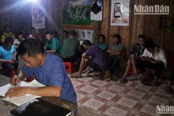 Cán bộ y tế tỉnh Điện Biên rà soát các trường hợp tiếp xúc gần người bệnh tại xã Xá Nhè, huyện Tủa Chùa.