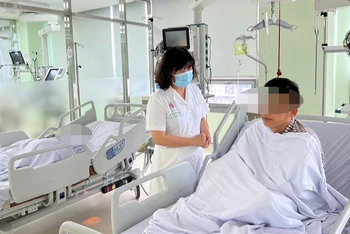 Tiến sĩ, bác sĩ Lê Lan Phương thăm khám cho bệnh nhân trước khi ra viện.