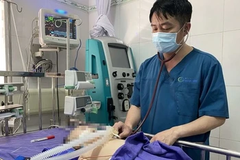 Bệnh nhi viêm màng não được chăm sóc tích cực tại Bệnh viện Sản Nhi Quảng Ninh. 