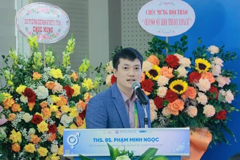 Thạc sĩ, bác sĩ Phạm Minh Ngọc, Phó Giám đốc Trung tâm Y học giới tính, Bệnh viện Nam học và hiếm muộn Hà Nội báo cáo tại hội thảo.