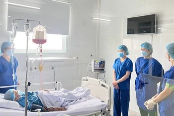 Các chuyên gia và cán bộ của Viện Huyết học-Truyền máu Trung ương hỗ trợ Bệnh viện Đà Nẵng thực hiện thành công ca ghép tế bào gốc tự thân đầu tiên.