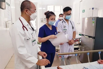 Phó Giáo sư, Tiến sĩ Đỗ Duy Cường thăm khám cho bệnh nhân sốt xuất huyết.