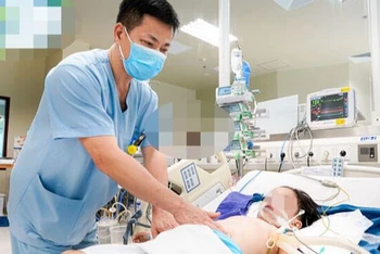 Tiến sĩ, bác sĩ Đặng Ánh Dương, Trưởng khoa Điều trị tích cực Ngoại khoa thăm khám cho bệnh nhi bị tai nạn giao thông.