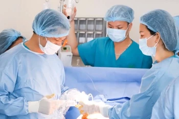 Các chuyên gia đầu ngành Bệnh viện Phụ sản Hà Nội thực hiện kỹ thuật can thiệp bào thai cho sản phụ. 