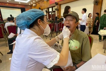 Bác sĩ khám cho thương binh Trần Cao Đại, tư vấn điều trị các bệnh lý răng miệng.
