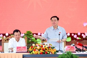 Chủ tịch Quốc hội Vương Đình Huệ chủ trì buổi làm việc với Ban Thường vụ Tỉnh ủy Thừa Thiên Huế. (Ảnh: DUY LINH)