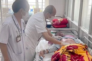 Phó Giáo sư, Tiến sĩ Đỗ Duy Cường thăm khám cho bệnh nhân thủy đậu đang điều trị tại Trung tâm.