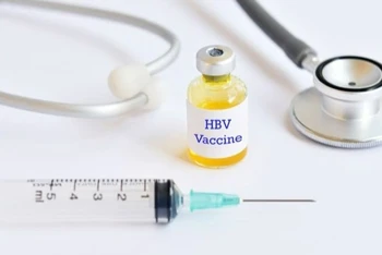 Tiêm phòng vaccine viêm gan B để tạo lá chắn thép bảo vệ sức khỏe, tránh mắc virus HBV.