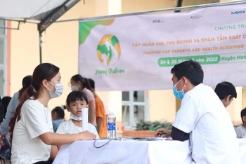 Khám tầm soát cho trẻ tại huyện Mường Khương, tỉnh Lào Cai.