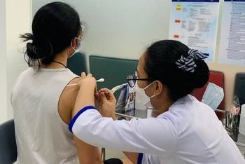 Thành Nguyễn (18 tuổi) tiêm vaccine phòng dại trước khi trở lại Canada tiếp tục học tập.