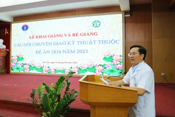 Phó Giáo sư, Tiến sĩ Vũ Văn Giáp, Phó Giám đốc Bệnh viện Bạch Mai phát biểu tại buổi lễ.