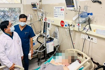 Phó Giáo sư, Tiến sĩ Lương Ngọc Khuê chỉ đạo công tác cấp cứu tại Bệnh viện Bạch Mai.