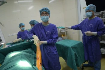 Các bác sĩ Bệnh viện Đại học Y Hà Nội cấp cứu cho nạn nhân.