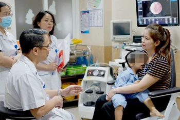 Tiến sĩ, bác sĩ Lê Anh Tuấn, Trưởng Khoa Tai Mũi Họng trẻ em, Phó Giám đốc Bệnh viện trao đổi với gia đình bệnh nhi. 