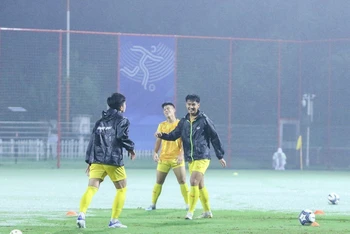 Tối 22/9, đội tuyển Olympic Việt Nam đã trở lại sân tập để chuẩn bị cho trận đấu cuối vòng bảng môn bóng đá nam Asiad 19. (Ảnh: VFF)