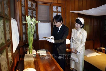 Hoàng Thái tử Nhật Bản Akishino và Công nương Kiko thăm Nhà sàn Bác Hồ và thể hiện sự trân trọng được chiêm ngưỡng, chạm vào những kỷ vật của Người để lại. (Ảnh: AN ĐĂNG/TTXVN)