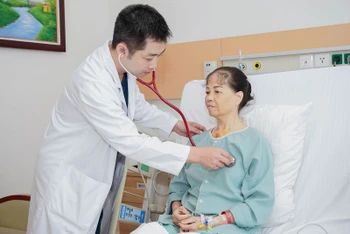 Tiến sĩ, bác sĩ Đặng Quang Huy, Phó Giám đốc Trung tâm Tim mạch, Bệnh viện đa khoa Quốc tế Vinmec Times City là phẫu thuật viên chính trong ca mổ hy hữu khám cho người bệnh. .