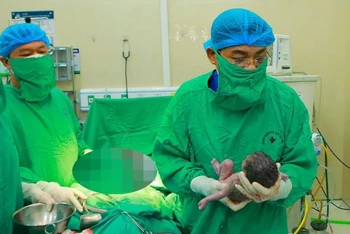 Giáo sư, Tiến sĩ Nguyễn Duy Ánh - Giám đốc Bệnh viện Phụ sản Hà Nội mổ lấy thai cho sản phụ. 