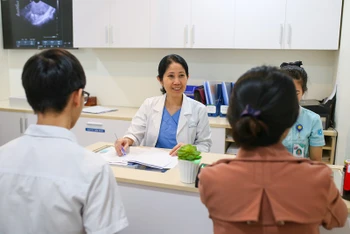 Phó Giáo sư, Tiến sĩ Vương Thị Ngọc Lan tư vấn cho bệnh nhân.