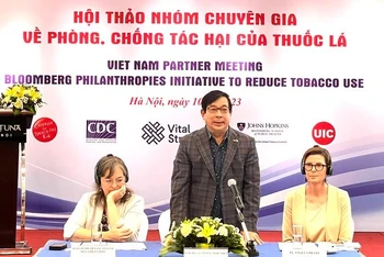 Phó Giáo sư, Tiến sĩ Lương Ngọc Khuê phát biểu tại hội thảo.