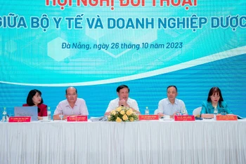 Thứ trưởng Đỗ Xuân Tuyên (giữa) lắng nghe ý kiến đề xuất của các doanh nghiệp dược.