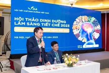 Giáo sư, Tiến sĩ Nguyễn Văn Thông, Chủ tịch Hội Đột quỵ Việt Nam chia sẻ thông tin tại hội thảo. 