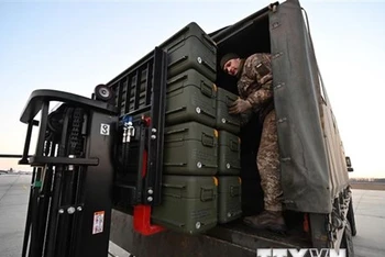 Binh sỹ Ukraine vận chuyển tên lửa phòng không vác vai Stinger do Mỹ hỗ trợ. (Ảnh: AFP/TTXVN)