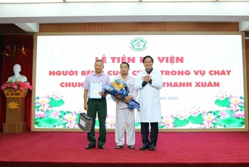 Giám đốc Bệnh viện Bạch Mai Đào Xuân Cơ chúc mừng người bệnh ra viện.
