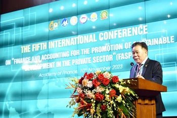 Phó Giáo sư, Tiến sĩ Nguyễn Trọng Cơ, Giám đốc Học viện Tài chính phát biểu đề dẫn hội thảo.