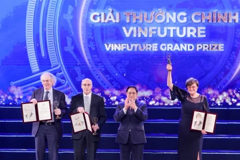 Thủ tướng Chính phủ Phạm Minh Chính trao giải chính cho chủ nhân giải VinFuture mùa thứ nhất.