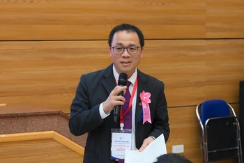 Chủ tịch Hội đồng trường, Trường Đại học Y Hà Nội – Giáo sư, Tiến sĩ Tạ Thành Văn chia sẻ thông tin tại hội nghị.