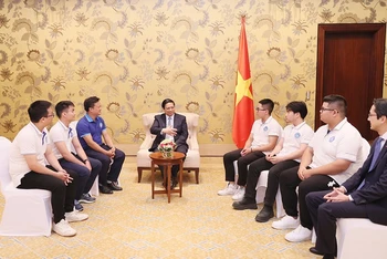 Thủ tướng Phạm Minh Chính đã gặp nhóm sinh viên Việt Nam vừa đạt thành tích cao trong cuộc thi tại UAE. (Ảnh: Dương Giang/TTXVN)