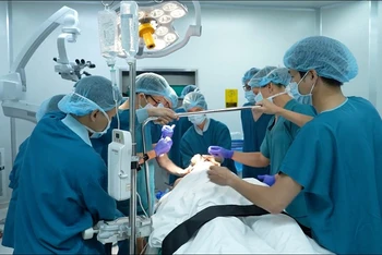 Các bác sĩ tiến hành ca phẫu thuật cho người bệnh.