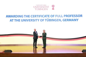 Giáo sư, Tiến sĩ Kremsner trao quyết định bổ nhiệm Giáo sư của Trường Đại học Tuebingen, Cộng hòa Liên bang Đức cho Thiếu tướng, Tiến sĩ Lê Hữu Song.