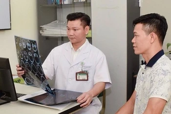 Bác sĩ chuyên khoa 2 Nguyễn Quang Thành, Khoa Phẫu thuật Thần kinh, Bệnh viện Bạch Mai khám cho người bệnh.