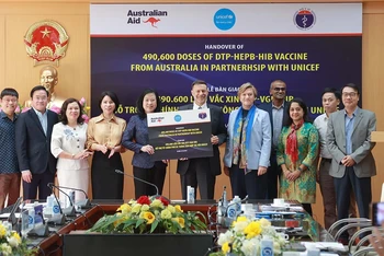 Bộ trưởng Y tế Đào Hồng Lan nhận biểu trưng 490.600 liều vaccine 5 trong 1 từ ngài Andrew Goledzinowski, Đại sứ Úc tại Việt Nam. (Ảnh: TRẦN MINH)