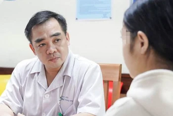 Tiến sĩ, bác sĩ Ngô Anh Vinh, Phó Trưởng khoa Sức khoẻ vị thành niên tư vấn cho bệnh nhi.