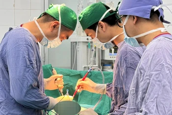 Các bác sĩ phẫu thuật nắn chỉnh cột sống cho bệnh nhân.